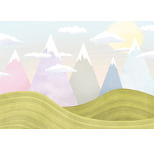 Ilustrace kopcovité krajiny s horami, mraky a sluncem