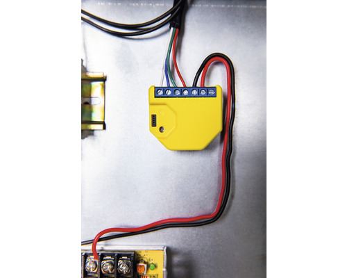 Žlutá elektronická součástka s modrými šroubovými svorkami a kabely