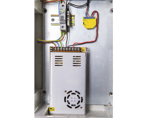 Instalace s pojistkou, transformátorem, napájecím zdrojem a rozvodnou svorkou.