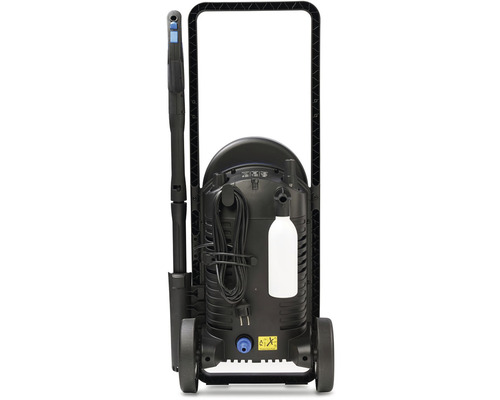 Pohled zezadu na tlakovou myčku s kabelem, stříkací pistolí a kolečky