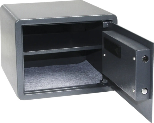 Otevřený trezor se dvěma policemi a kobercovým obložením