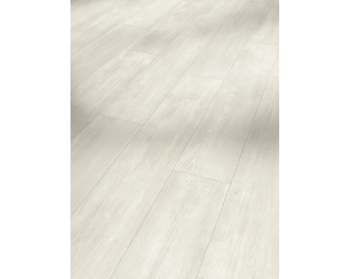 Světlá laminátová podlaha s dřevěnou strukturou