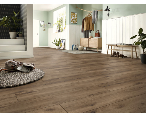 Vstupní prostor s laminátovou podlahou, šatnou, lavicí a dekoracemi