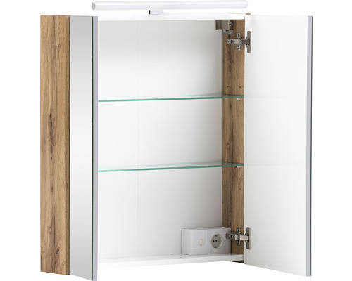 Otevřená zrcadlová skříňka se skleněnými policemi, osvětlením a zásuvkou