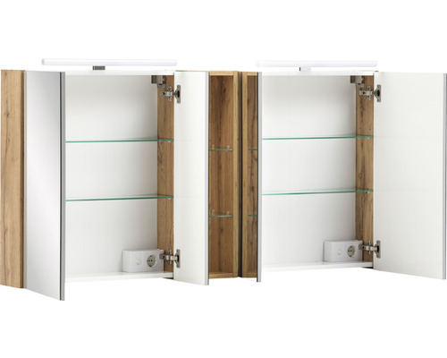 Otevřená zrcadlová skříňka se skleněnými policemi a osvětlením