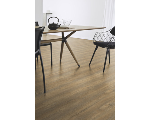 Jídelna s jídelním stolem, židlemi a laminátovou podlahou.