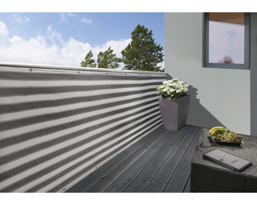 Balkon s ochranou soukromí, květináčem a dekorací