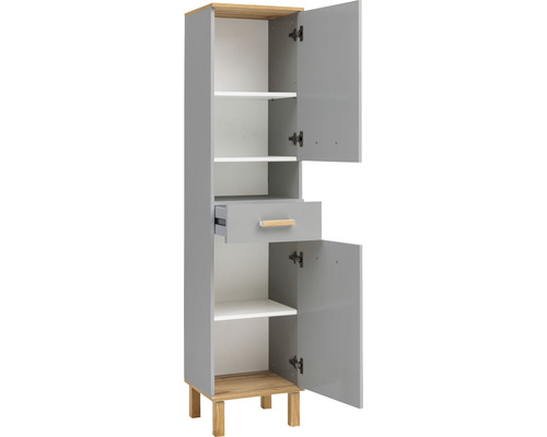 Otevřená vysoká šedá skříňka s policemi a zásuvkou