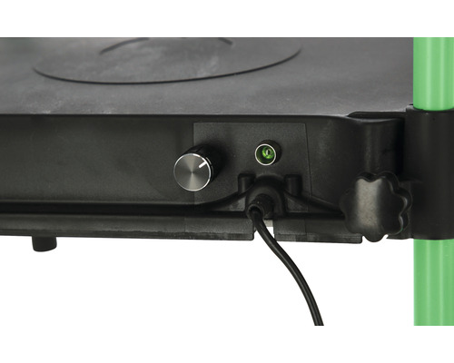 Detail audio systému s kabelem, připojením a otočným knoflíkem