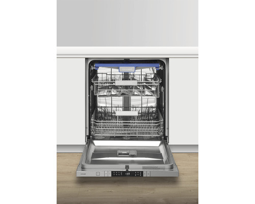 Otevřená myčka s koši na nádobí v kuchyňské skříňce.