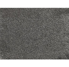 Detail šedého koberce.