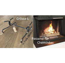 Držák na palivové dřevo velikosti L vedle krbu s hořícím dřevem