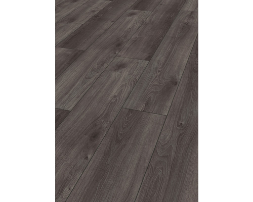 Položená laminátová podlaha s dřevěným vzhledem