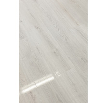 Položená laminátová podlaha s dřevěnou strukturou
