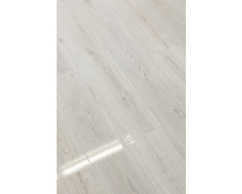 Položená laminátová podlaha s dřevěnou strukturou