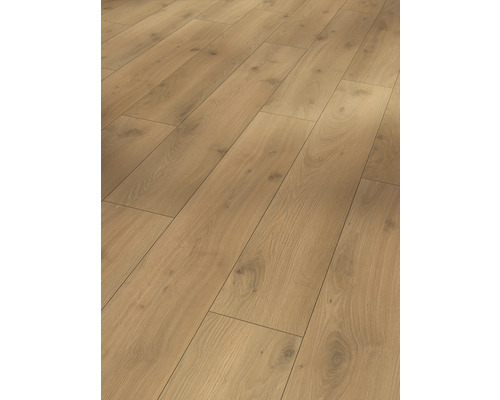 Položená laminátová podlaha s dřevěným vzhledem