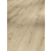 Světlá laminátová podlaha s dřevěným vzhledem