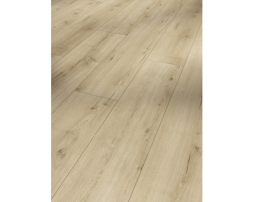 Světlá laminátová podlaha s dřevěným vzhledem