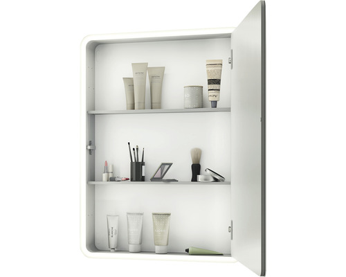 Otevřená zrcadlová skříňka s kosmetickými produkty na policích.