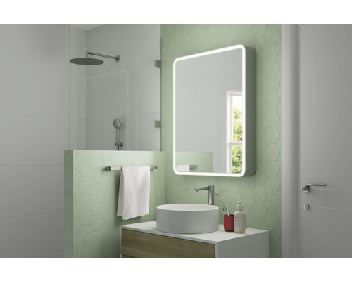 Moderní koupelna se sprchou, umyvadlem a osvětleným zrcadlem