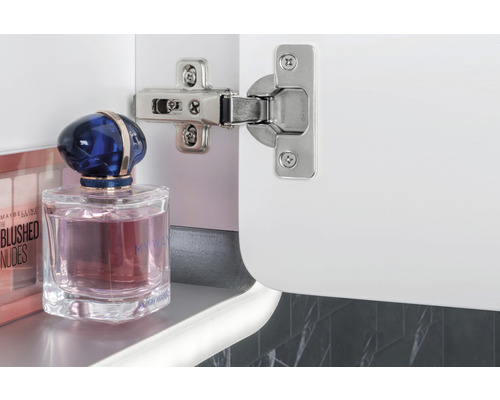 Závěs na bílé skříňce s kosmetickými produkty