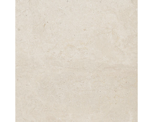 Detailní pohled na světlou dlaždici z přírodního kamene.