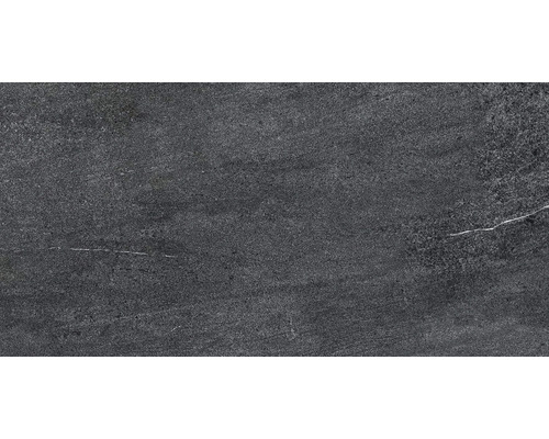 Tmavá dlažba se vzhledem kamene