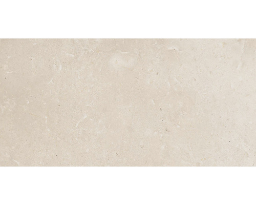 Detail světlé dlaždice z přírodního kamene