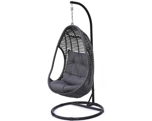 Závěsné křeslo z ratanu s kovovým rámem a polštáři