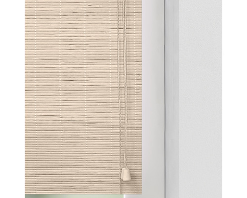 Detailní pohled na roletu z přírodního materiálu se stahovací šňůrou