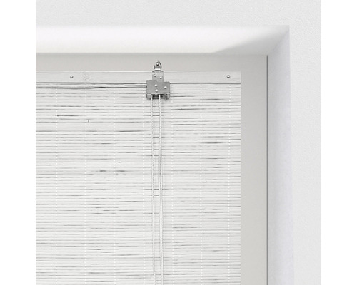 Bílá bambusová žaluzie v okně