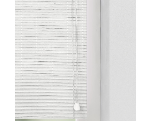 Bílá bambusová žaluzie se stahovací šňůrou na okně