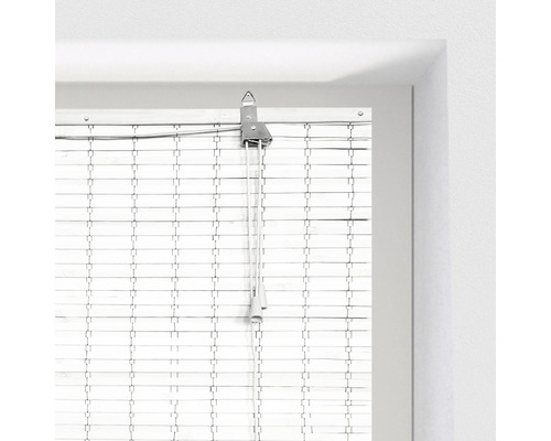 Detailní záběr dřevěné rolety s ovládacím mechanismem