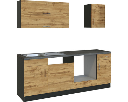 Kuchyňská linka s dřezem, spodními skříňkami a závěsnými skříňkami ve vzhledu dřeva