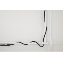 Instalace elektrického kabelu a vodovodní trubky na stěnu