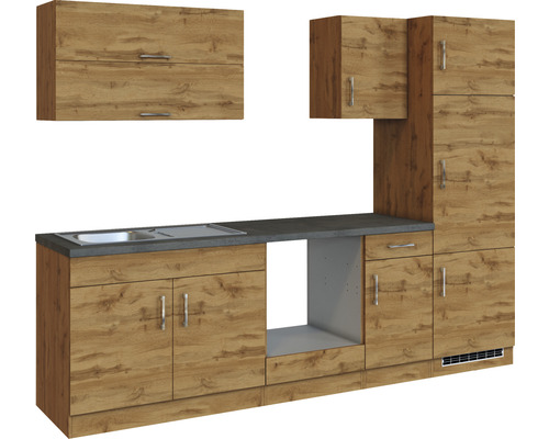 Moderní kuchyňská linka s dřezem, pracovní deskou a skříňkami ve vzhledu dřeva