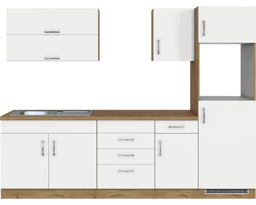 Kuchyňská linka s dřezem, skříňkami a zásuvkami ve vzhledu dřeva a bílé barvy.