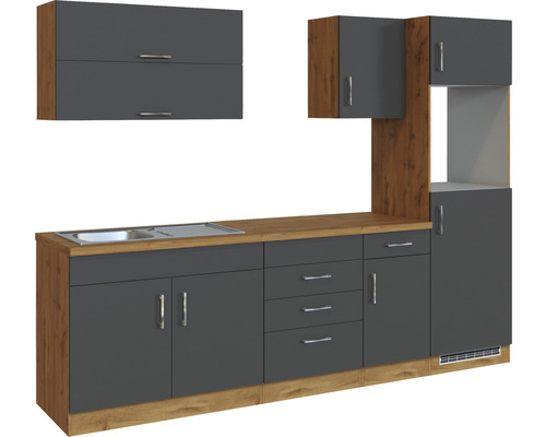 Moderní kuchyňská linka s dřezem, spodními skříňkami a horními skříňkami ve vzhledu dřeva a odstínech šedé.