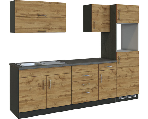 Kuchyňská linka s dřezem, spodními skříňkami a horními skříňkami ve vzhledu dřeva