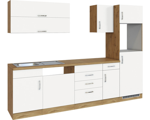 Kuchyňská linka s dřezem, spodními skříňkami a horními skříňkami ve vzhledu dřeva a bílé barvě