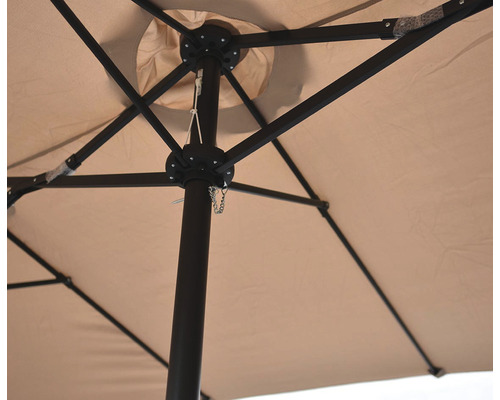 Detailní pohled na slunečník s hnědým rámem a hnědým potahem
