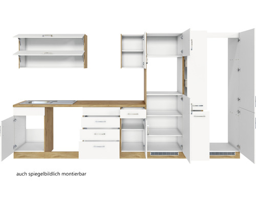 Kuchyňská linka s dřezem, skříňkami a zásuvkami ve světlém dřevěném vzhledu