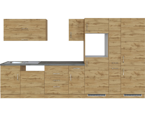 Kuchyňská linka s dřezem a závěsnými skříňkami ve vzhledu dřeva