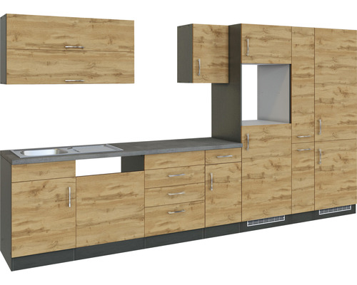 Kuchyňská linka s dřezem, spodními skříňkami a závěsnými skříňkami ve vzhledu dřeva