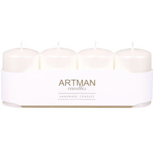 Čtyři svíčky ve stojanu značky Artman Candles.