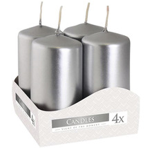 Čtyři stříbrné sloupové svíčky v balení