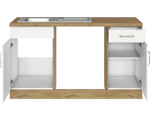 Kuchyňská linka s dřezem, zásuvkami a otevřenými dvířky