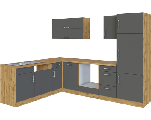 Moderní vestavná kuchyně s dřezem, závěsnými skříňkami a pracovní deskou s dřevěným vzhledem