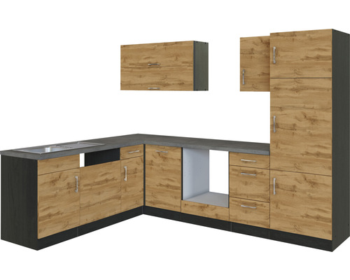 Vestavěná kuchyně s dřezem, spodními skříňkami a závěsnými skříňkami ve vzhledu dřeva