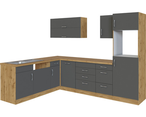 Moderní rohová kuchyně s pracovní deskou v designu dřeva a šedými čely skříněk.